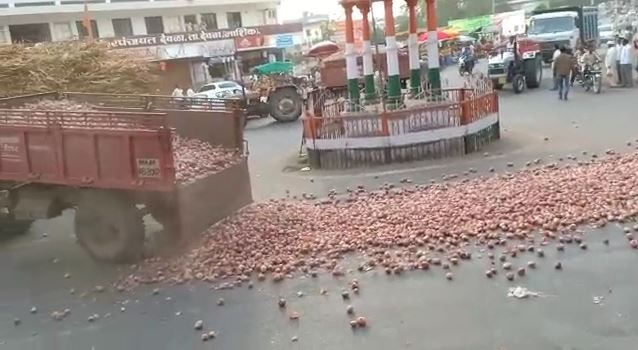 'घरचं झालं थोडं अन् व्याह्यानं धाडलं घोडं'