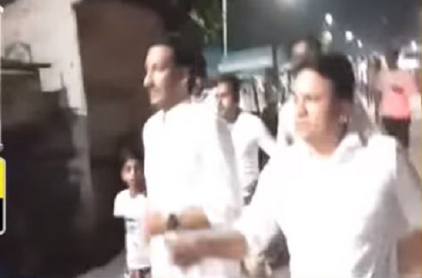 VIDEO कारमधून उतरुन पार्थ पवार थेट रस्त्यावरुन धावत सुटले