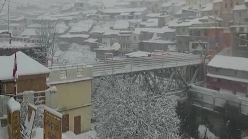 Badrinath Temple snow