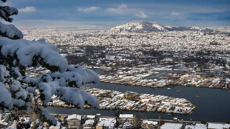 snow fall at shrinagar-min