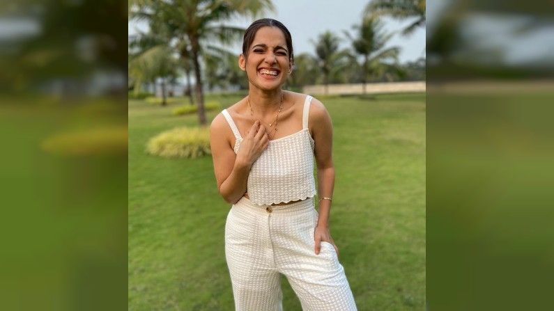 Priya Bapat, Photo