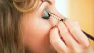 Eye Makeup । डोळ्यांना बोल्ड लुक देण्यासाठी ट्राय करा स्मोकी आय मेकअप