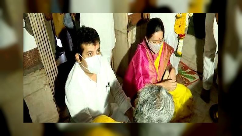Sanjay Rathod wife sheetal Rathod at Poharadevi temple mananging crowd create way for her husband