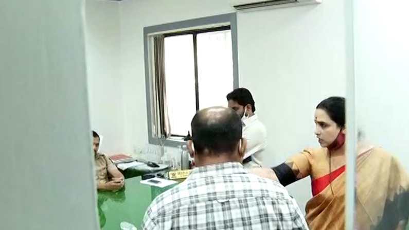 Chitra wagh at wanawadi police