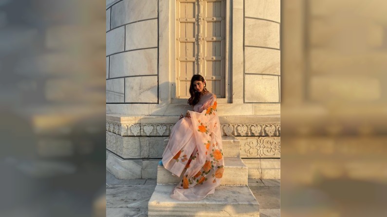 Mouni Roy, Photo