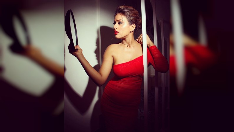 Nia Sharma, Photo