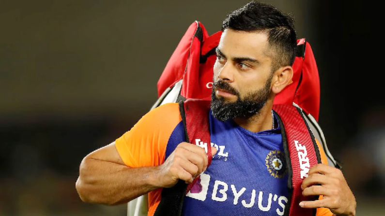 Virat kohli chatting with fans Anushka Sharma asked Where are my headphones