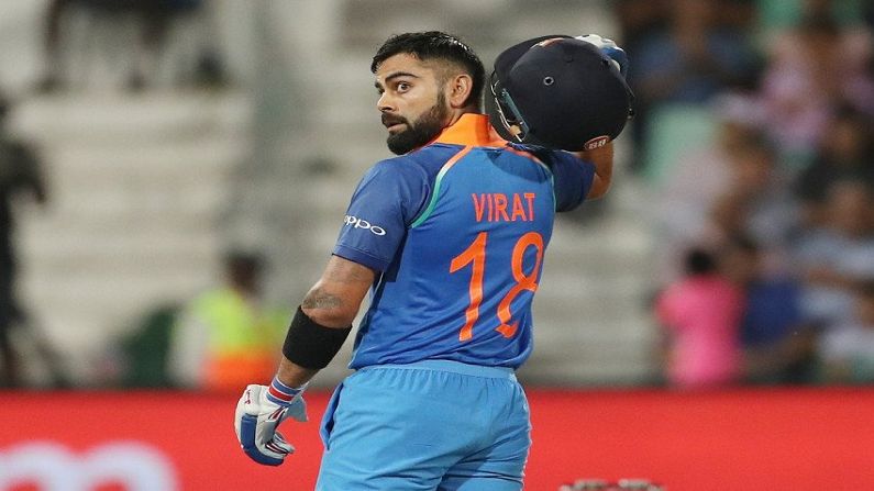 Virat kohli chatting with fans Anushka Sharma asked Where are my headphones