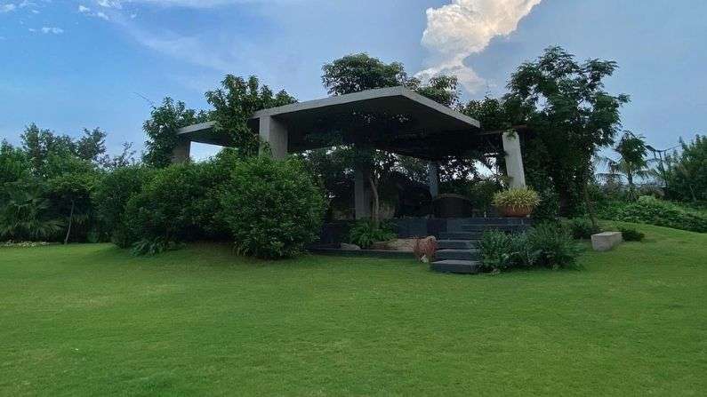 dhoni house
