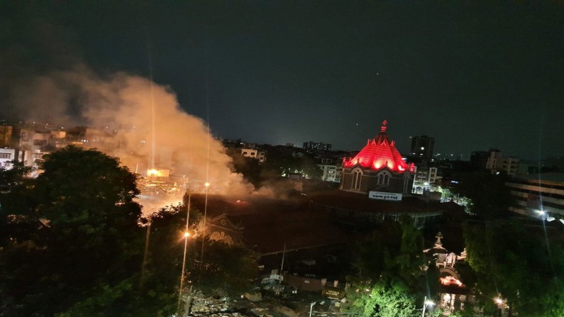 पुण्यातील महात्मा फुले मंडईला आग
