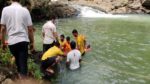 पोहण्यासाठी पाण्यात उडी, एक जण चिखलात रुतला, दुसऱ्याला चक्कर, तिसराही बुडाला, तिघांचा मृत्यू