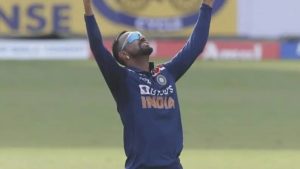 VIDEO : गोलंदाजी करताना कृणालचा श्रीलंकन फलंदाजाला लागला धक्का, मग केले असे काही की जिंकली सर्वांचीच मने, पाहा व्हिडीओ 